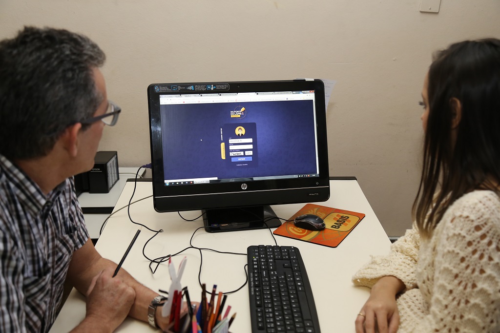 Diretor sendo orientado por membro da equipe do TCEMG (Foto: Karina Camargos Coutinho)